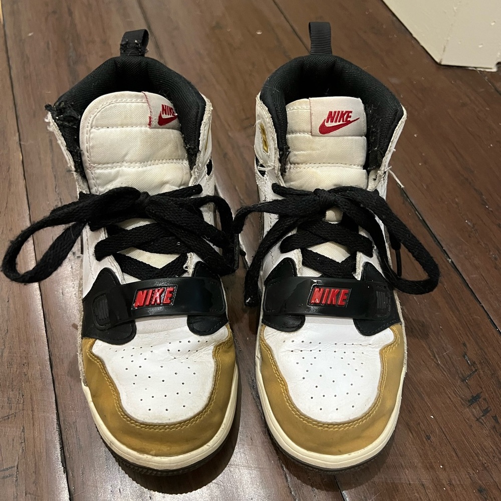 Boy Nike sneakers size 2Y